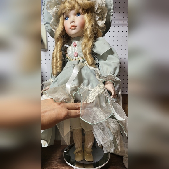 VINTAGE porcelain 25' Collectible Doll Deep Blue Eyes 👀 💙 - Picture 3 of 5